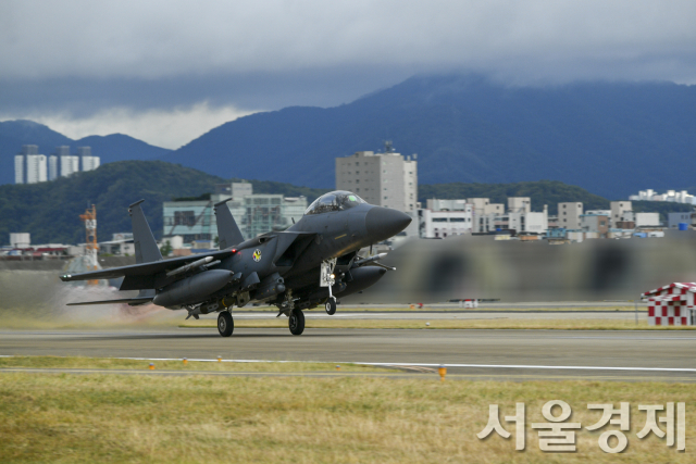 우리 공군의 F 15K 전투기가 4일 오후 ‘연합 공격편대군 비행 및 정밀폭격 훈련’을 위해 이륙하고 있다. 사진 제공=합참