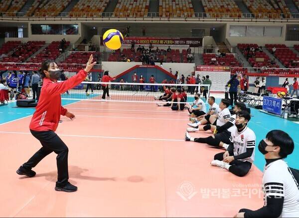 페퍼저축은행 이고은이 선수들과 볼 운동하는 모습.