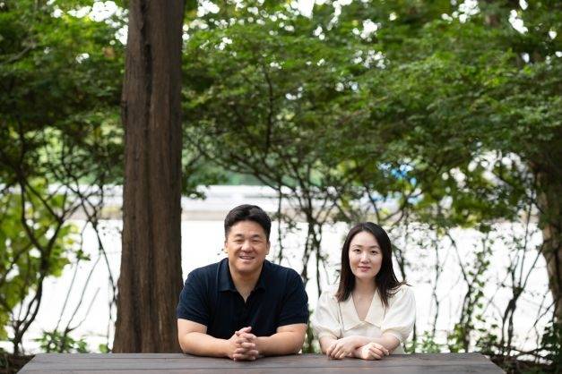 '텐트 밖은 유럽' 강궁 PD·윤알음 작가 [tvN 제공. 재판매 및 DB 금지]