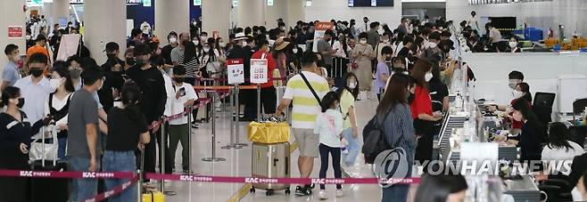 붐비는 제주공항 [연합뉴스 자료 사진]