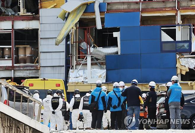 화성 폭발 화재 현장 합동 감식 (화성=연합뉴스) 홍기원 기자 = 지난달 30일 폭발로 인한 화재로 1명이 숨지고 17명이 다친 경기도 화성시의 한 제약회사 공장에서 4일 오전 경기남부경찰청 과학수사대, 국립과학수사연구원, 소방당국, 산업안전보건공단 등 관계자들이 합동 감식을 위해 이동하고 있다. 2022.10.4 xanadu@yna.co.kr