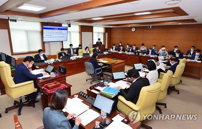 추경예산안 심사하는 울산시의회 [연합뉴스 자료사진.재판매 및 DB 금지]