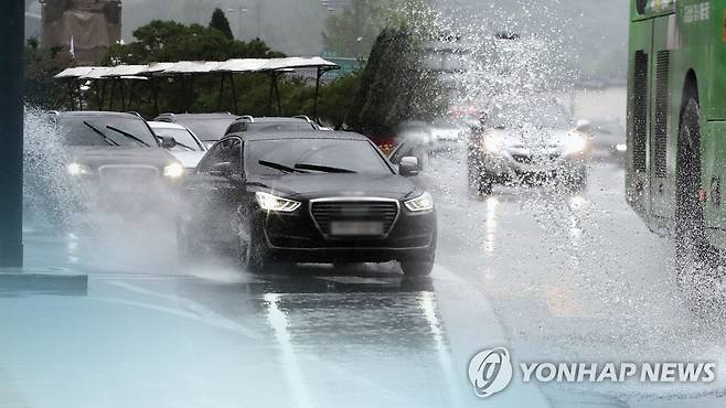 빗길 교통사고 (CG) [연합뉴스TV 제공]