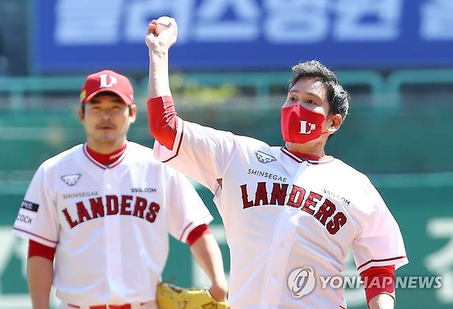 '10연승 하면 시구' 약속 지킨 정용진 구단주 (서울=연합뉴스) 정용진 신세계그룹 부회장이 16일 오후 인천 SSG랜더스필드에서 열린 프로야구 SSG랜더스와 삼성 라이온즈의 경기에서 시구하고 있다. 정 부회장은 지난해 야구단을 인수한 뒤 팬들과 소셜미디어를 통해 소통하면서 '시구를 해달라'는 요청에 "10연승을 하면 시구하겠다"고 공약을 내걸었다. 2022.4.16 [SSG랜더스 제공. 재판매 및 DB 금지]
 photo@yna.co.kr