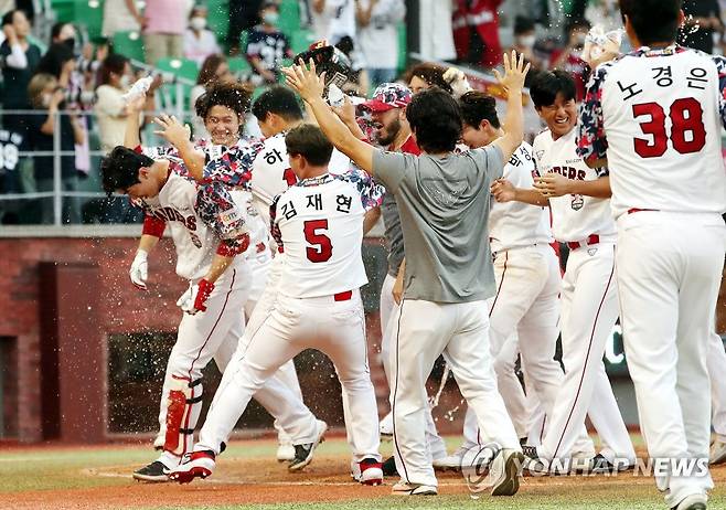 축하 물세례 받는 SSG 오태곤 (인천=연합뉴스) 윤태현 기자 = 18일 인천 SSG 랜더스필드에서 열린 프로야구 SSG 랜더스와 두산 베어스의 경기. 9회말 SSG 공격 1사 상황에서 SSG 오태곤이 좌익수 뒤 홈런을 친 뒤 동료들의 축하 물세례를 받으며 홈으로 들어오고 있다. 이날 경기는 SSG가 14-13으로 승리했다. 2022.9.18 tomatoyoon@yna.co.kr