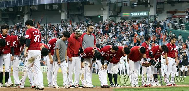 1위 확정 미룬 SSG (대전=연합뉴스) 양영석 기자 = 3일 대전 한화이글스파크에서 열린 프로야구 한화와의 경기에 패하며 정규리그 1위를 확정짓지 못한 SSG 선수들이 더그아웃으로 들어가고 있다. 2022.10.3 youngs@yna.co.kr