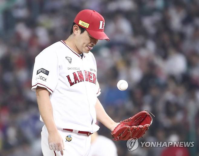 고개 떨군 노경은 (인천=연합뉴스) 김상연 기자 = 30일 인천 SSG 랜더스필드에서 열린 프로야구 SSG 랜더스와 키움 히어로즈의 경기. 8회초 키움 공격 2사 만루 상황에서 밀어내기 볼넷으로 점수를 내준 투수 노경은이 아쉬워하고 있다. 2022.9.30 goodluck@yna.co.kr