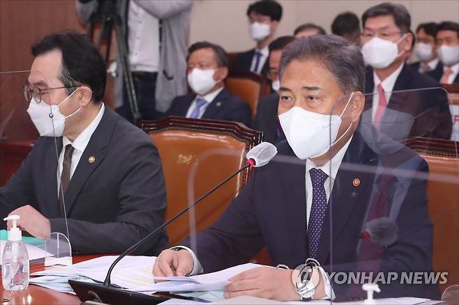 발언하는 박진 외교부 장관 (서울=연합뉴스) 하사헌 기자 = 박진 외교부 장관이 4일 오후 서울 여의도 국회에서 열린 국회 외교통일위원회 외교부 국정감사에서 발언하고 있다. 2022.10.4 [국회사진기자단] toadboy@yna.co.kr