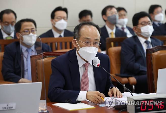 의원질의에 답하는 추경호 경제부총리 (서울=연합뉴스) 이정훈 기자 = 추경호 부총리 겸 기획재정부 장관이 4일 국회 기획재정위원회에서 열린 기획재정부(경제·재정정책)에 대한 국정감사에서 의원질의에 답변하고 있다. 2022.10.4 [국회사진기자단] uwg806@yna.co.kr