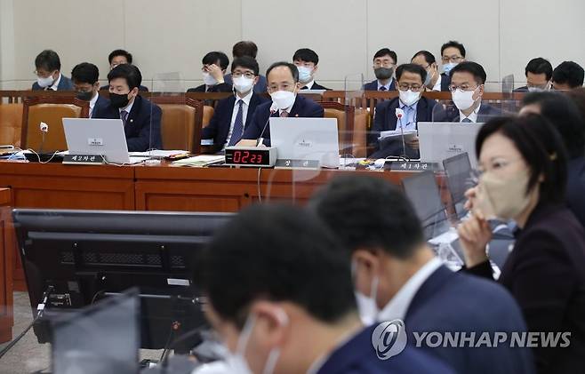 의원질의에 답하는 추경호 경제부총리 (서울=연합뉴스) 이정훈 기자 = 추경호 부총리 겸 기획재정부 장관이 4일 국회 기획재정위원회에서 열린 기획재정부(경제·재정정책)에 대한 국정감사에서 의원질의에 답변하고 있다. 2022.10.4 [국회사진기자단] uwg806@yna.co.kr