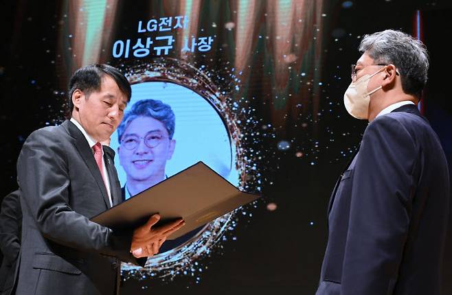 이상규 LG전자 한국영업본부장(사장)이 기업인 최고 영예인 금탑산업훈장을 받았다. LG전자 제공.