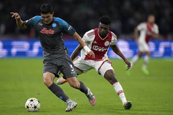 5일 열린 유럽축구연맹 챔피언스리그&nbsp;아약스와의 경기에 선발 출전해 나폴리의 6-1 대승에 기여한 김민재 사진=AP/연합뉴스