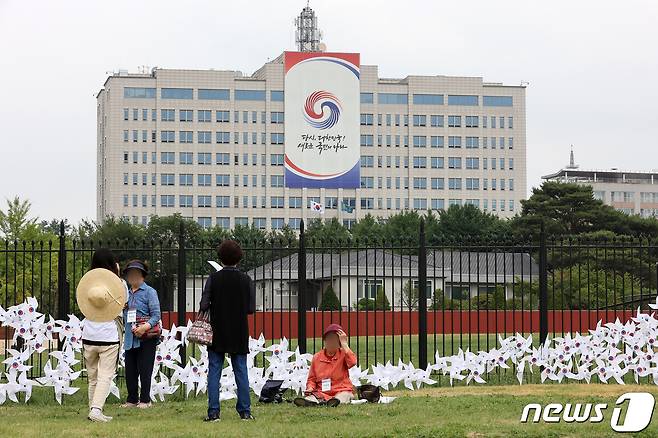 지난 6월20일 서울 용산공원 시범개방 기간 동안 공원을 찾은 시민들. 2022.6.20/뉴스1 ⓒ News1 조태형 기자