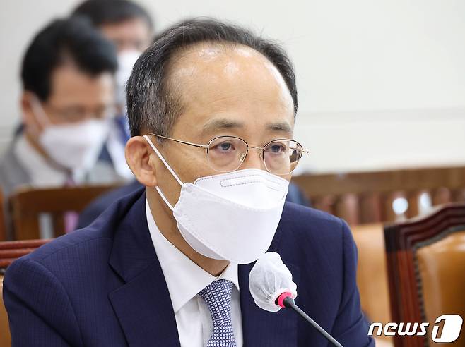 추경호 경제부총리 겸 기획재정부 장관이 5일 서울 여의도 국회 기획재정위원회에서 열린 기획재정부(조세정책) 국정감사에서 의원 질의에 답변하고 있다. (공동취재) 2022.10.5/뉴스1 ⓒ News1 유승관 기자