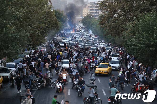 21일(현지시간) 이란 수도 테헤란에서 반정부 시위가 발생해 혼잡해진 도로 위 상황 2022.09.21 ⓒ AFP=뉴스1 ⓒ News1 정윤미 기자