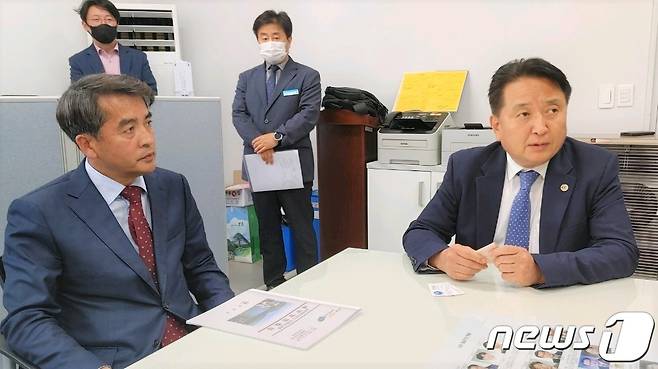 5일 김영환 충북지사가 보은군청을 방문한 자리에서 입장을 밝히고 있다.  /뉴스1 장인수 기자