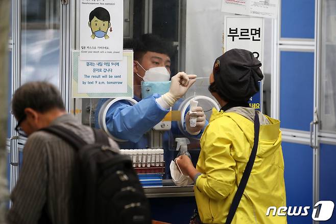 서울 송파구 보건소에 마련된 신종 코로나바이러스 감염증(코로나19) 선별진료소에서 시민들이 검사를 받고 있다. /뉴스1