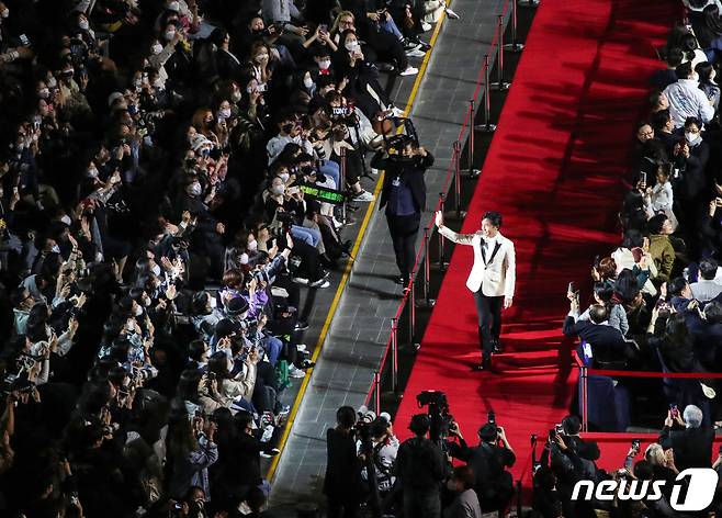 배우 양조위가 5일 부산 해운대구 영화의전당에서 열린 '제27회 부산국제영화제' 개막식에서 입장하고 있다.  2022.10.5/뉴스1 ⓒ News1 김영훈 기자