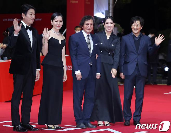 배우 허성태(왼쪽부터), 진경, 정지영 감독, 염혜란이 5일 오후 부산광역시 우동 영화의 전당에서 열린 '제27회 부산국제영화제(BIFF)' 개막식 레드카펫 행사에 참석하고 있다..2022.10.5/뉴스1 ⓒ News1 김진환 기자