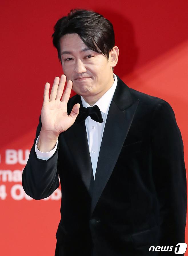 배우 허성태가 5일 오후 부산광역시 우동 영화의 전당에서 열린 '제27회 부산국제영화제(BIFF)' 개막식 레드카펫 행사에 참석하고 있다. 2022.10.5/뉴스1 ⓒ News1 김진환 기자