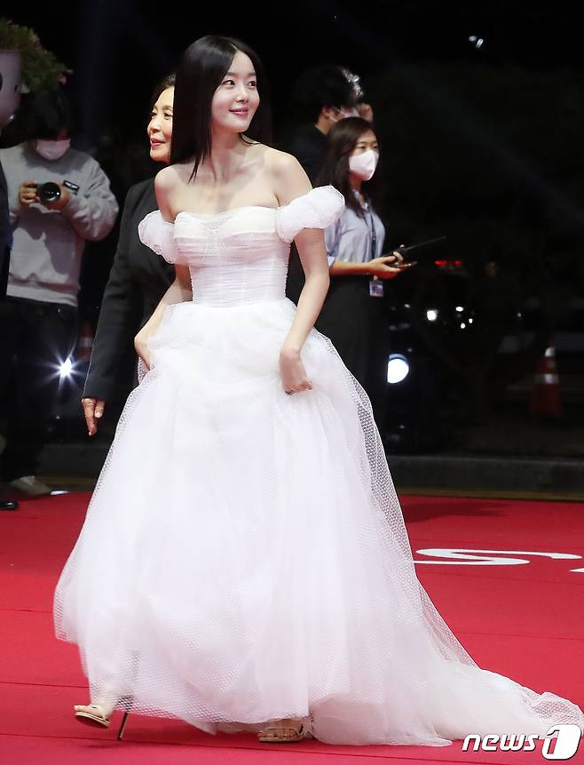 배우 한선화가 5일 오후 부산광역시 우동 영화의 전당에서 열린 '제27회 부산국제영화제(BIFF)' 개막식 레드카펫 행사에 참석하고 있다. 2022.10.5/뉴스1 ⓒ News1 김진환 기자