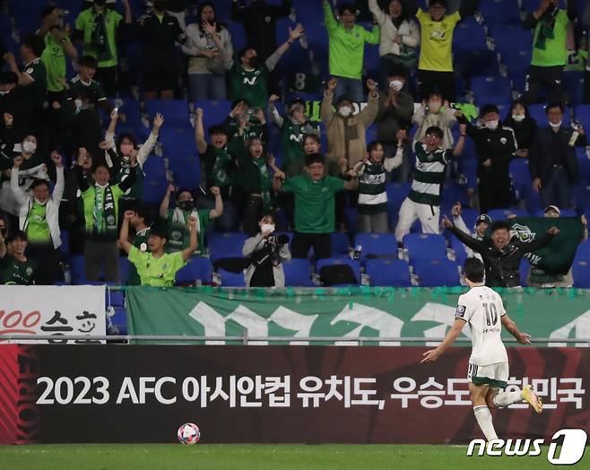 5일 오후 울산 문수축구경기장에서 열린 '2022 하나원큐 FA컵' 4강 울산현대와 전북현대의 경기 연장 후반 전북 조규성이 역전골을 넣고 전북 팬들과 환호하고 있다. 2022.10.5/뉴스1 ⓒ News1 윤일지 기자