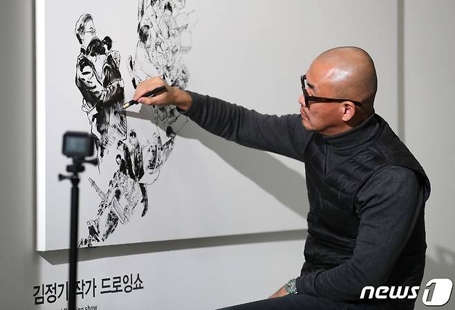 2017년 12월 10일 서울 종로구 효자동 청와대 사랑채에서 세계적인 아티스트 김정기 작가가 라이브 드로잉쇼를 선보이고 있다. 2017.12.10/뉴스1 ⓒ 뉴스1 이광호 기자