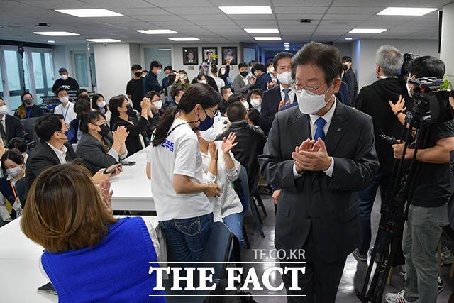 이재명 더불어민주당 대표가 5일 오전 서울 영등포구 더불어민주당 중앙당사에서 열린 '당원존' 개관식 겸 공개 최고위원회의에 참석해 당원들과 인사하고 있다. /남윤호 기자