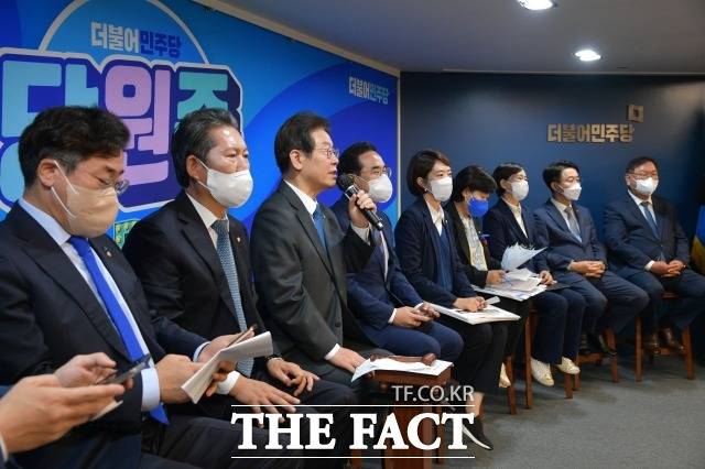 이재명 더불어민주당 대표가 5일 오전 서울 영등포구 더불어민주당 중앙당사에서 열린 '당원존' 개관식 겸 공개 최고위원회의에 참석해 모두발언을 하고 있다. /남윤호 기자