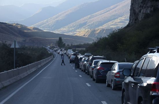 지난달 27일(현지시간) 조지아에 접한 러시아 북오세티야공화국 블라디캅카즈에 차량이 줄지어 서 있다. [이미지출처=연합뉴스]