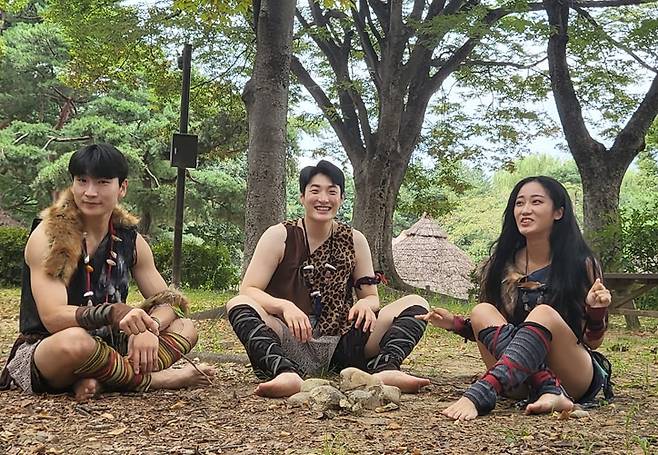 17일 강동선사문화축제 거리공연 예정인 선사인 코믹댄스 '선사존댄스'. /강동구