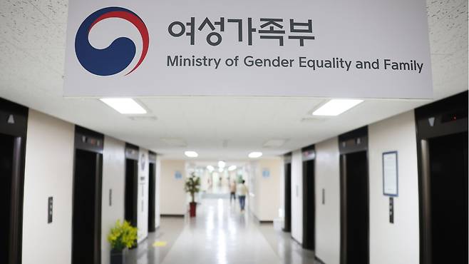 행정안전부는 5일 여성가족부를 폐지하고, 관련 기능을 보건복지부 산하 본부로 두는 안을 골자로 정부조직법 개편안을 마련 중이라고 밝혔다. 이날 정부서울청사 여성가족부 복도.  2022.10.5 /연합뉴스