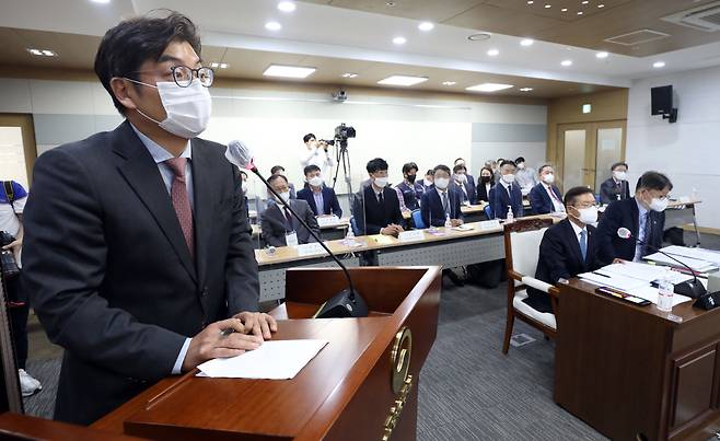 5일 정부세종청사에서 열린 국회 환경노동위원회의 국정감사에서 증인으로 출석한 정종철 쿠팡풀필먼트서비스 대표가 의원 질의에 답하고 있다. /뉴스1