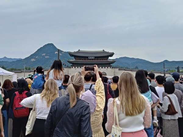 외국인도 2022 한국문화축제에 많은 관심을 보인다.