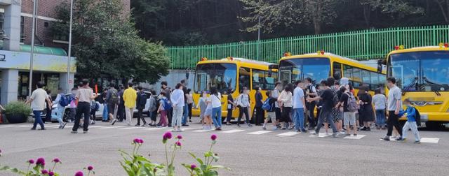 지난달 19일 오전 서울의 한 발달장애인 특수학교 스쿨버스에서 재학생들이 내려 교직원들과 인사를 나누고 있다. 최은서 기자