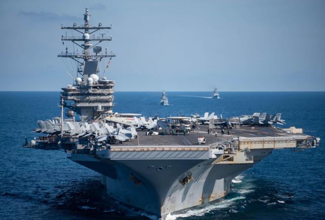 한미 연합 해상훈련에 참가한 한미 해군 함정들이 지난달 29일 동해상에서 기동훈련을 하고 있다. 사진은 미 원자력추진 항공모함 로널드 레이건함. 해군 제공