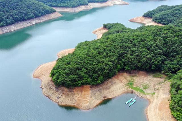7월 8일 오전 전남 순천시 주암댐의 수심이 낮아져 갈색 수면선이 드러나 있다. 연합뉴스