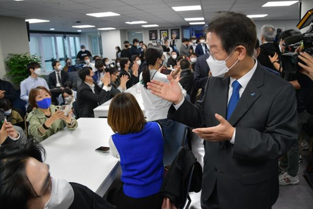 이재명 더불어민주당 대표가 5일 오전 서울 영등포구 더불어민주당 중앙당사에서 열린 당원존 개관식 겸 공개 최고위원회의에 참석해 당원들과 인사하고 있다. 뉴스1