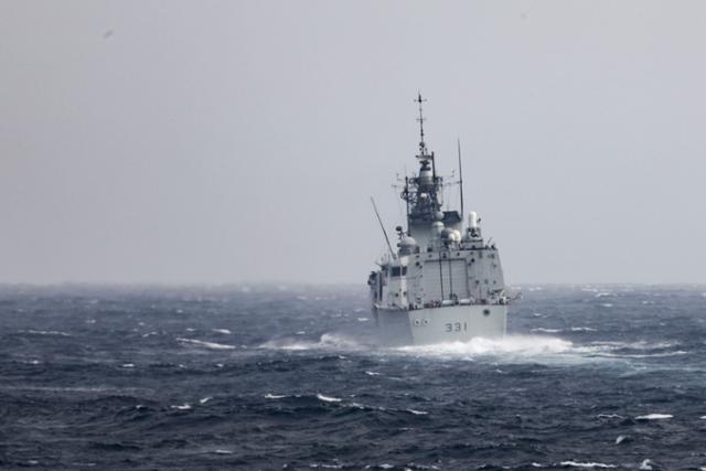 캐나다 해군 소속의 호위함 밴쿠버(HMCS Vancouver)가 지난달 20일 미국 해군 소속 유도미사일 구축함 히긴스(USS Higgins)와 함께 대만해협을 통과하고 있다. 미 해군 제공