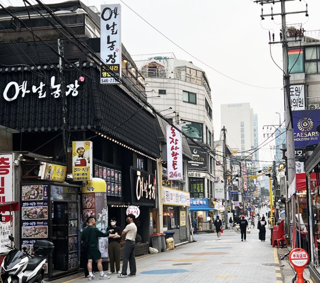 아내와의 주말 나들이에서 아내에게 맞는 음식점을 찾을 수 없었던 서울 영동시장 ⓒ편성준