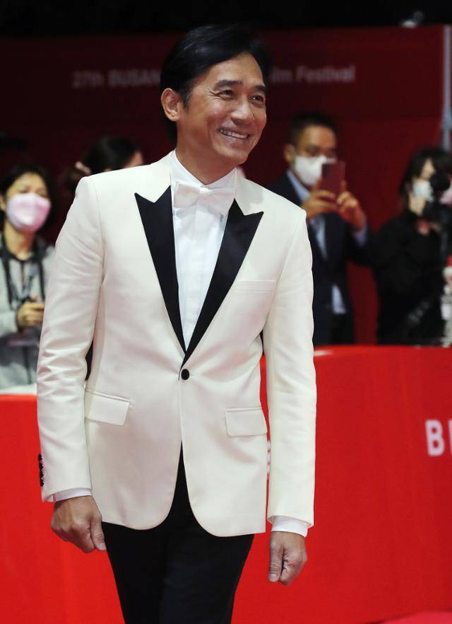 홍콩 배우 양조위가 5일 오후 부산시 해운대구 영화의전당 야외극장에서 열린 제27회 부산국제영화제 개막식에서 레드카펫을 밟으며 환히 웃고 있다. 부산=뉴스1
