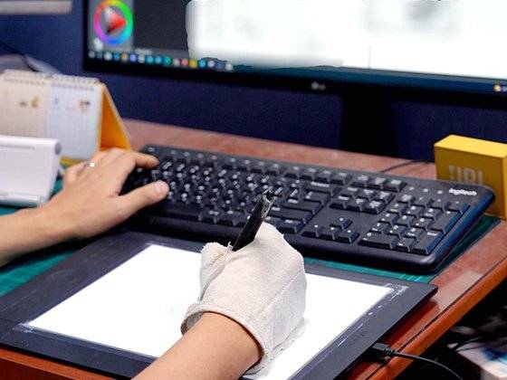 중앙일보와 인터뷰한 한 웹툰 작가가 작업실에서 그림을 그리고 있다. 사진 밀실팀