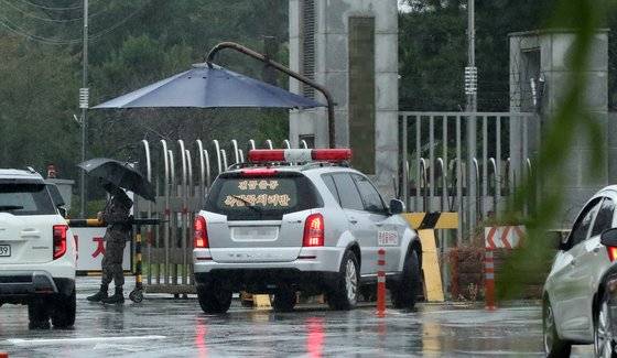 5일 새벽 군 당국이 연합 대응 사격으로 발사한 '현무-2' 탄도미사일이 발사 직후 비정상 비행 후 기지 내로 낙탄하는 사고가 발생한 가운데 이날 오전 군부대 입구에 폭발물처리반 차량이 대기하고 있다. 연합뉴스