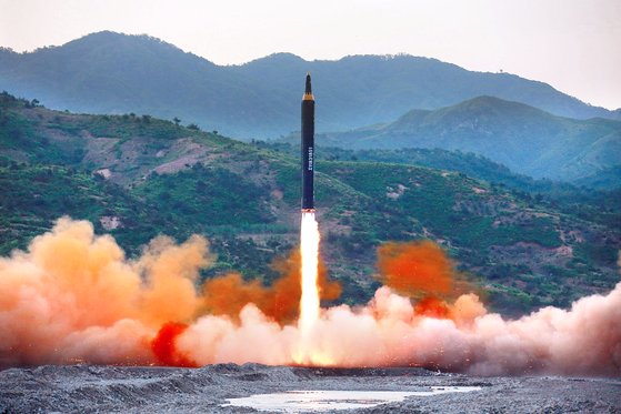 2017년 12월 14일 북한이 평양 순안비행장에서 중거리탄도미사일(IRBM) '화성-12형'을 발사하고 있다. 연합뉴스