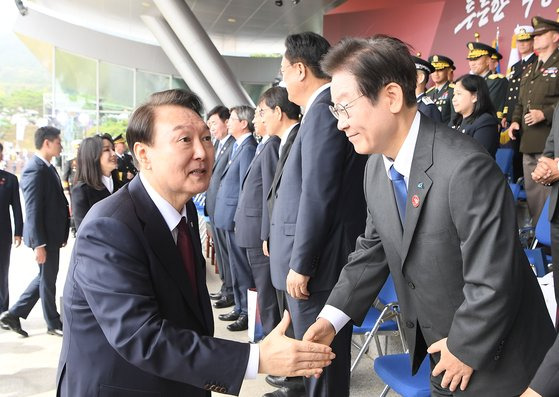 윤석열 대통령이 지난 1일 오전 충남 계룡대에서 열린 건군 제74주년 국군의 날 행사에서 이재명 더불어민주당 대표와 악수하고 있다. 대통령실사진기자단