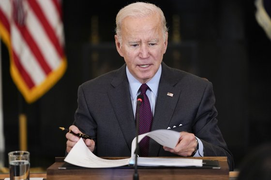 조 바이든 미국 대통령이 지난 4일 백악관 스테이트 다이닝룸에서 열린 낙태 접근권 보장을 위한 TF에 참석해 발언하고 있다. AP=연합뉴스