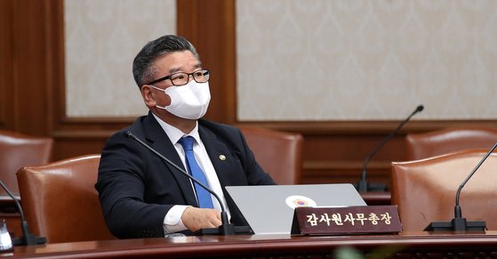 유병호 감사원 사무총장이 5일 오전 서울 종로구 정부서울청사에서 열린 국무회의에 참석해 생각에 잠겨 있다. 뉴스1