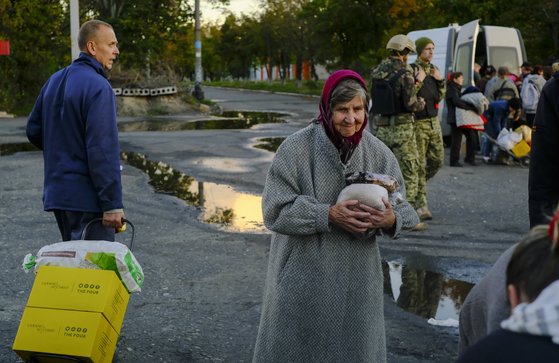 우크라이나가 최근 탈환한 동부 도네츠크 지역의 도시 리만에서 시민들이 자원 봉사 단체로부터 구호물품을 제공받고 있다. EPA=연합뉴스