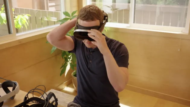 마크 저커버그 메타 최고경영자(CEO)가 가상현실(VR) 헤드셋 시제품을 착용해보고 있는 모습.    메타 제공