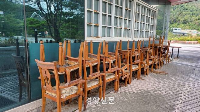 5일 오전 충북 청주시 상당구 명암동 명암타워에 의자들이 방치돼 있다. 이삭 기자